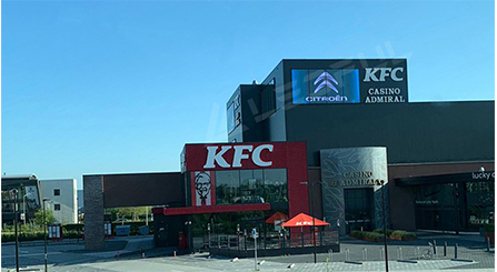 LEDFUL Transparentes Outdoor-Display im größten nieder län dischen KFC