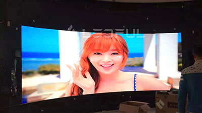 Korea Indoor gebogene HD-Werbung LED-Anzeige